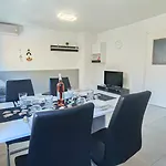 Tija Πούλα